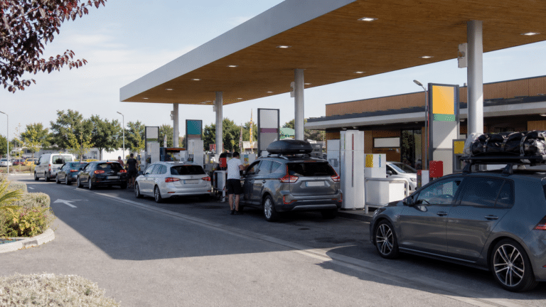 Station-service avec des voitures faisant le plein pendant un week-end de départs