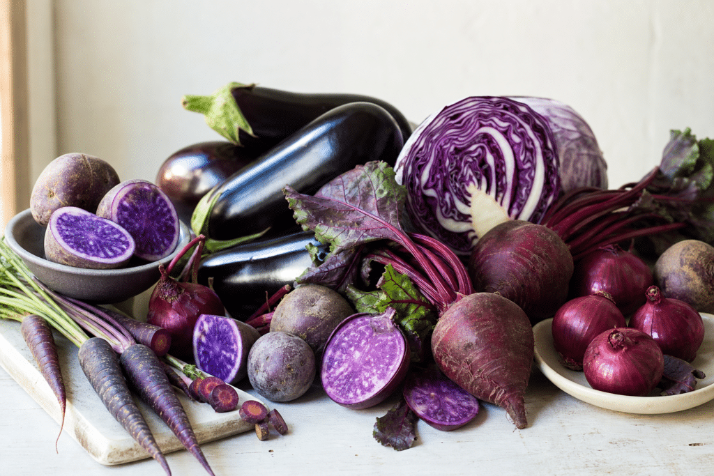 Assortiment de légumes violets pour illustrer une sélection cuisine