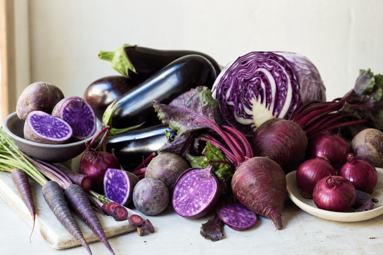 Assortiment de légumes violets pour illustrer une sélection cuisine