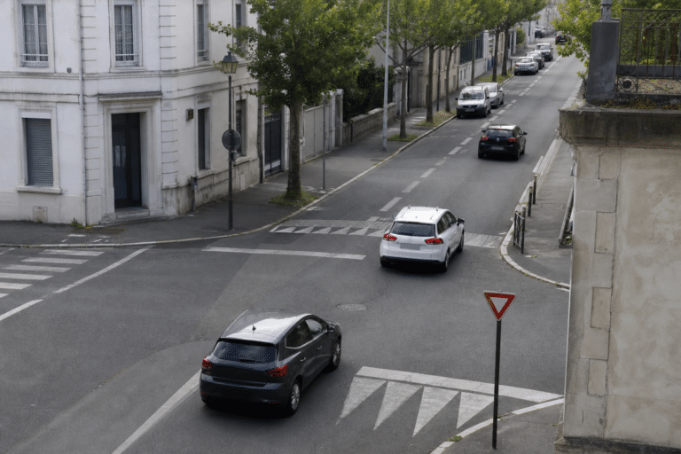 Intersection urbaine illustrant la priorité à droite
