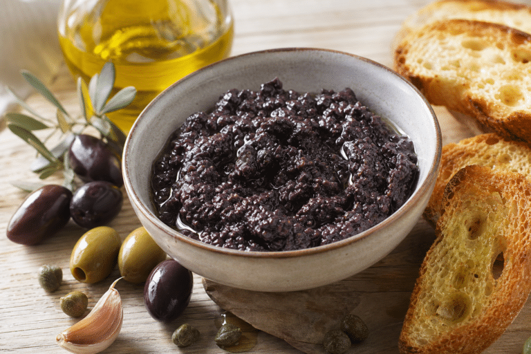 Tapenade maison aux olives servie avec du pain grillé