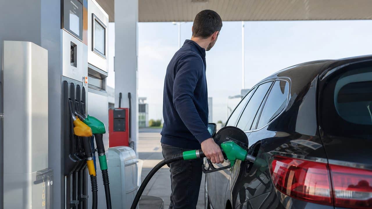 Automobiliste faisant le plein dans une station-service, illustration réaliste d'un passage au bioéthanol E85
