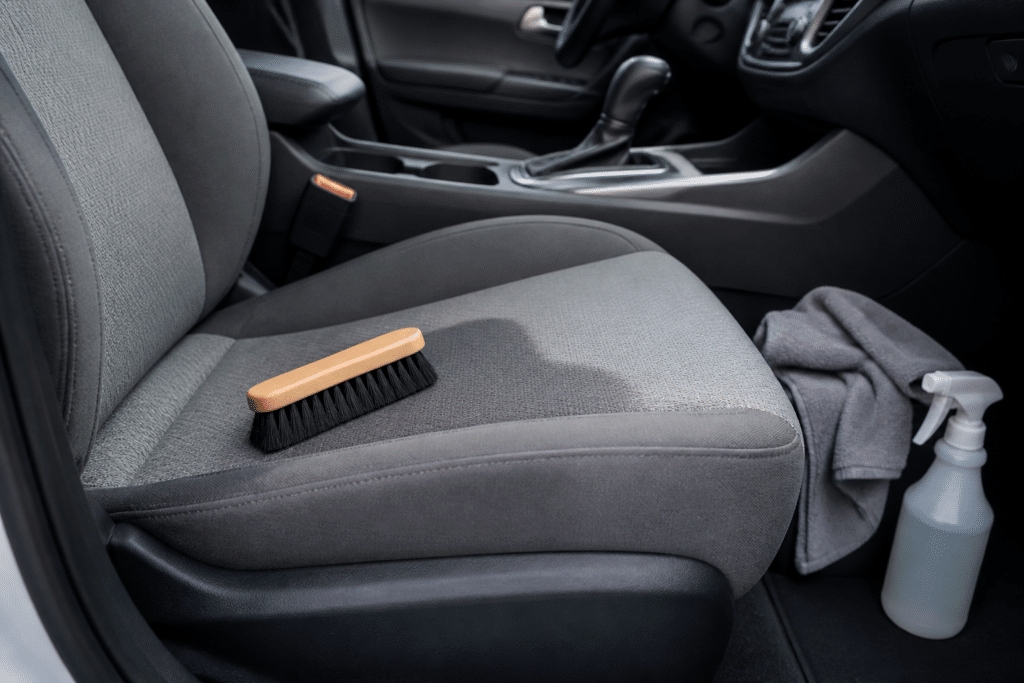 Siège auto en tissu avec brosse et pulvérisateur pour nettoyage intérieur