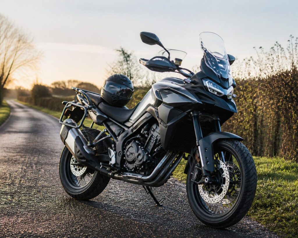 Moto routière de type sport-touring garée sur une route secondaire au petit matin